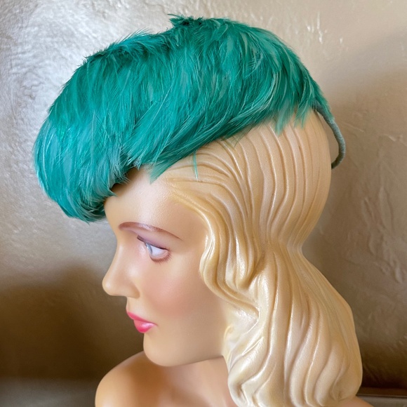 DAZZLING 1940s\' AQUA FEATHER TILT HAT WITH \